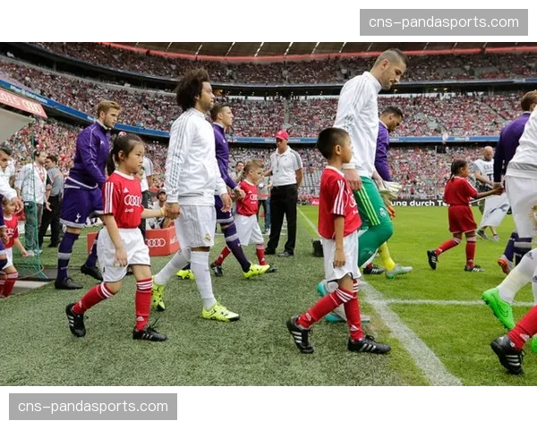 超过五万名球迷参与马德里“为足球行走”慈善公益活动 超过五万名球迷参与马德里“为足球行走”慈善公益活动